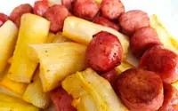 Linguiça com fritas ou mandioca