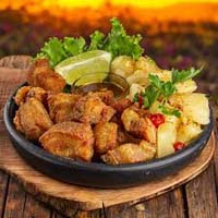 Torresmo de barriga com mandioca