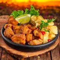 Torresmo de barriga com mandioca