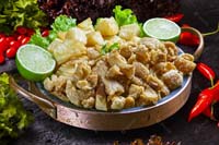 Torresminho pururuca com mandioca