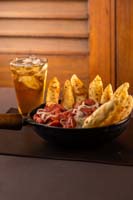 Pão de queijo frito com linguiça especial