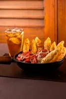 Pão de queijo frito com linguiça especial